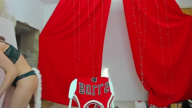 Snapshot of YourSuperModel chatting on 12-24-24, 12:33 YourSuperModel online show from 12-24-24, 12:33