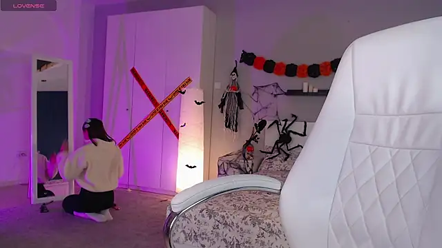 Bellla Haddid online show from 10-29-25, 01:41