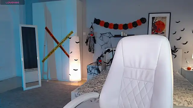 Bellla Haddid online show from 10-30-25, 01:40