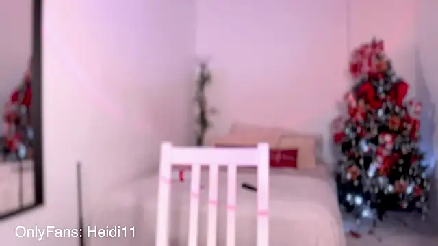 Snapshot of Heidi11 chatting on 12-17-24, 05:04 Heidi11 online show from 12-17-24, 05:04