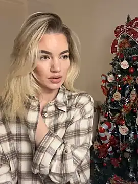 Snapshot of Heidi11 chatting on 12-22-24, 02:38 Heidi11 online show from 12-22-24, 02:38