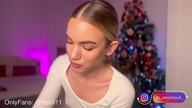 Snapshot of Heidi11 chatting on 12-23-24, 08:47 Heidi11 online show from 12-23-24, 08:47