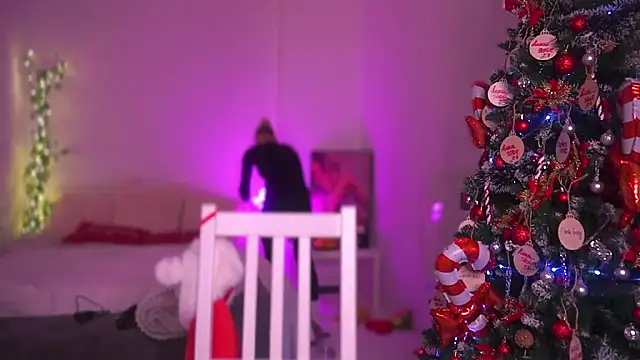 Snapshot of Heidi11 chatting on 12-24-24, 10:06 Heidi11 online show from 12-24-24, 10:06