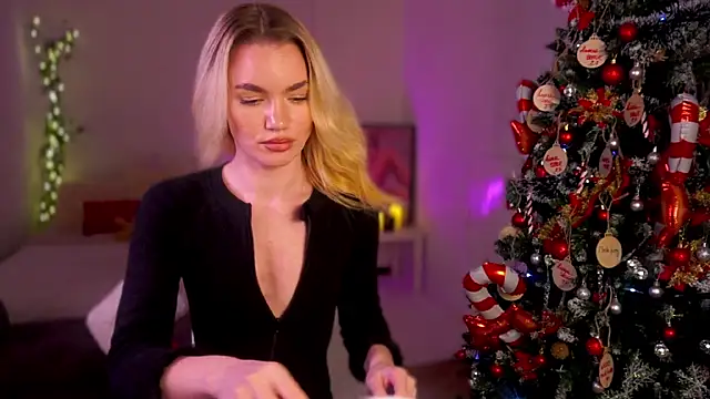 Snapshot of Heidi11 chatting on 12-25-24, 09:54 Heidi11 online show from 12-25-24, 09:54