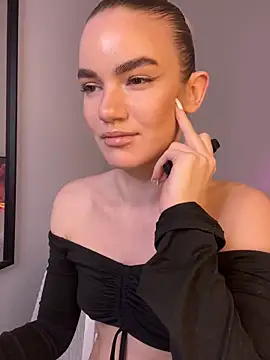 Snapshot of Heidi11 chatting on 12-28-24, 07:43 Heidi11 online show from 12-28-24, 07:43