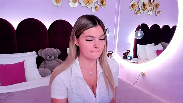 ZaraBloom online show from 12-16-25, 03:11