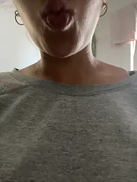 Snapshot of Gabizinhagirls chatting on 09-18-25, 03:47 Gabizinhagirls online show from 09-18-25, 03:47