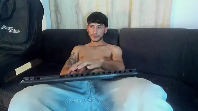 Snapshot of Henrikk_senn chatting on 10-05-25, 09:18 Henrikk senn online show from 10-05-25, 09:18