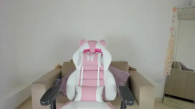 Snapshot of Charlotte_cowell_sub1_ chatting on 01-06-25, 11:20 Charlotte cowell sub1 online show from 01-06-25, 11:20