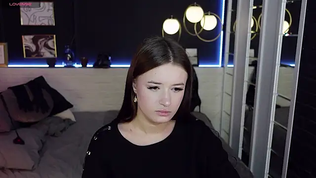 Snapshot of Lily_Moonlight chatting on 12-27-24, 02:22 Lily Moonlight online show from 12-27-24, 02:22