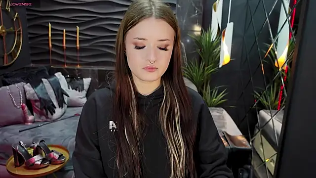 Snapshot of Lily_Moonlight chatting on 02-19-25, 02:01 Lily Moonlight online show from 02-19-25, 02:01