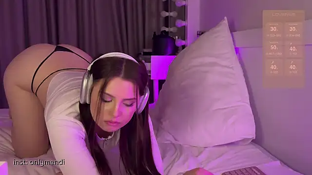 Snapshot of MENNDI chatting on 01-29-25, 02:42 MENNDI online show from 01-29-25, 02:42