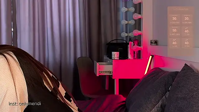 Snapshot of MENNDI chatting on 02-12-25, 12:44 MENNDI online show from 02-12-25, 12:44