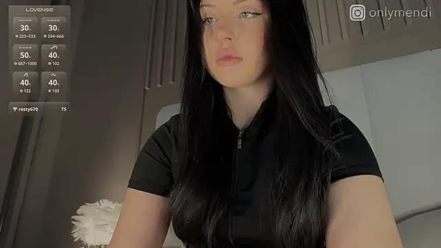 Snapshot of MENNDI chatting on 10-15-25, 10:04 MENNDI online show from 10-15-25, 10:04