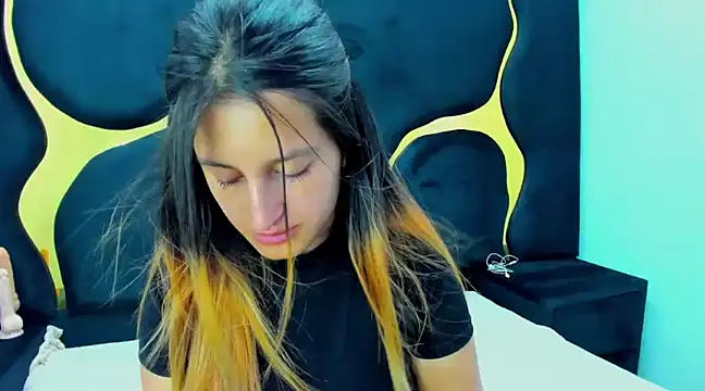 Snapshot of GiaRoussel chatting on 02-04-25, 01:48 GiaRoussel online show from 02-04-25, 01:48