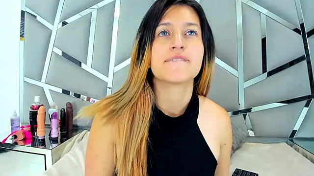 Snapshot of GiaRoussel chatting on 02-09-25, 01:56 GiaRoussel online show from 02-09-25, 01:56