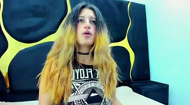 Snapshot of GiaRoussel chatting on 02-15-25, 01:27 GiaRoussel online show from 02-15-25, 01:27