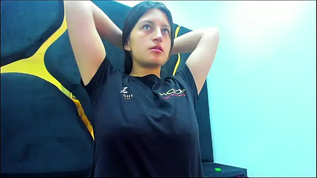 Snapshot of GiaRoussel chatting on 02-25-25, 07:47 GiaRoussel online show from 02-25-25, 07:47