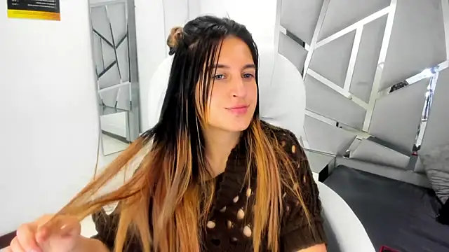 Snapshot of GiaRoussel chatting on 03-04-25, 02:32 GiaRoussel online show from 03-04-25, 02:32