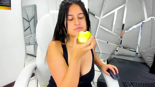 Snapshot of GiaRoussel chatting on 03-04-25, 05:34 GiaRoussel online show from 03-04-25, 05:34