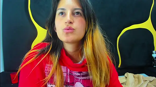 Snapshot of GiaRoussel chatting on 03-18-25, 06:48 GiaRoussel online show from 03-18-25, 06:48