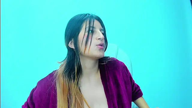 Snapshot of GiaRoussel chatting on 03-19-25, 04:55 GiaRoussel online show from 03-19-25, 04:55