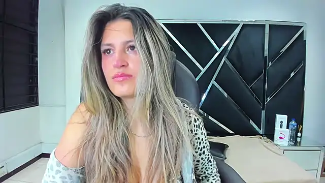 Snapshot of GiaRoussel chatting on 09-28-25, 04:01 GiaRoussel online show from 09-28-25, 04:01