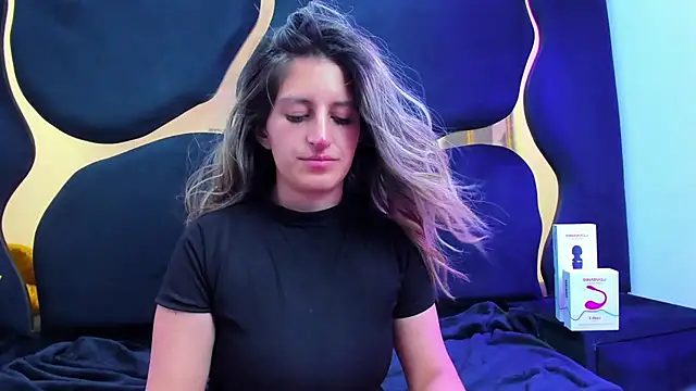 Snapshot of GiaRoussel chatting on 10-11-25, 03:54 GiaRoussel online show from 10-11-25, 03:54