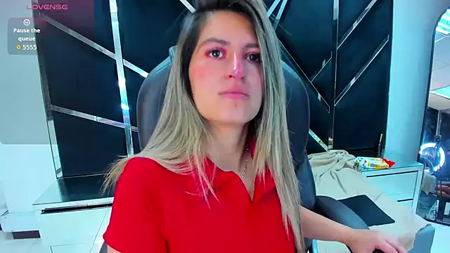 Snapshot of GiaRoussel chatting on 10-14-25, 03:24 GiaRoussel online show from 10-14-25, 03:24