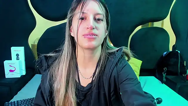 Snapshot of GiaRoussel chatting on 10-21-25, 03:13 GiaRoussel online show from 10-21-25, 03:13