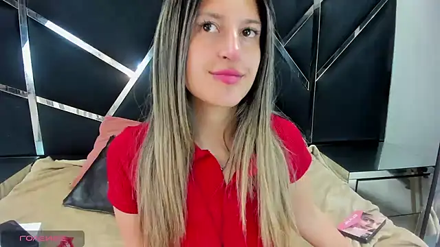 Snapshot of GiaRoussel chatting on 10-28-25, 03:25 GiaRoussel online show from 10-28-25, 03:25