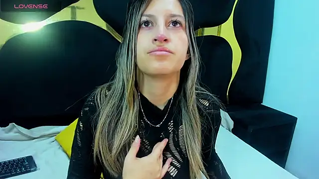 Snapshot of GiaRoussel chatting on 10-31-25, 03:02 GiaRoussel online show from 10-31-25, 03:02