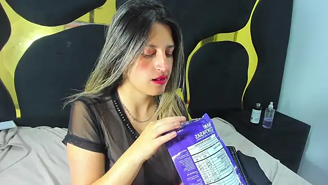 Snapshot of GiaRoussel chatting on 11-13-25, 04:50 GiaRoussel online show from 11-13-25, 04:50