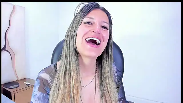 Snapshot of GiaRoussel chatting on 11-27-25, 04:20 GiaRoussel online show from 11-27-25, 04:20