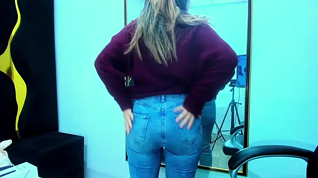 Snapshot of GiaRoussel chatting on 12-05-25, 04:36 GiaRoussel online show from 12-05-25, 04:36