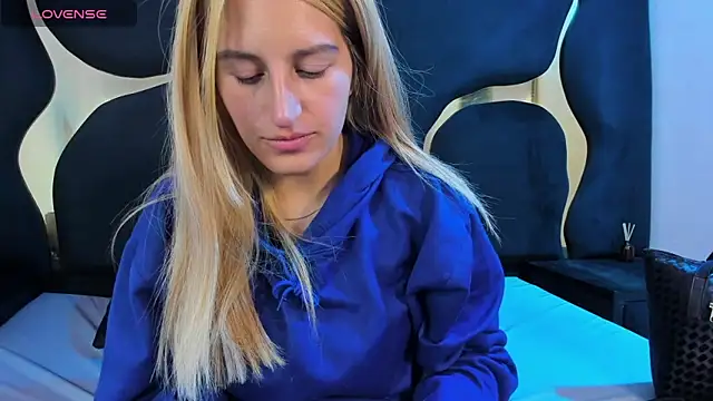 Snapshot of GiaRoussel chatting on 02-15-26, 04:25 GiaRoussel online show from 02-15-26, 04:25