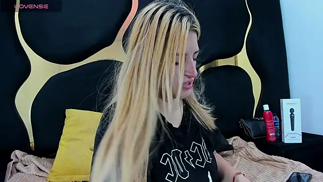 Snapshot of GiaRoussel chatting on 02-27-26, 04:40 GiaRoussel online show from 02-27-26, 04:40