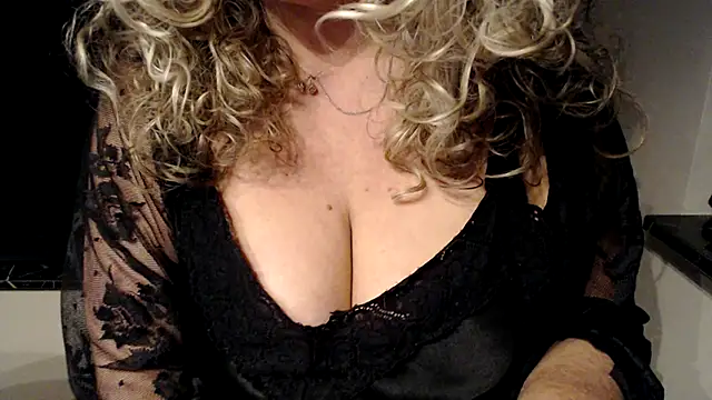 Snapshot of JenniLowen chatting on 02-25-25, 05:08 JenniLowen online show from 02-25-25, 05:08
