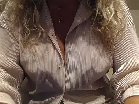 Snapshot of JenniLowen chatting on 09-16-25, 06:14 JenniLowen online show from 09-16-25, 06:14