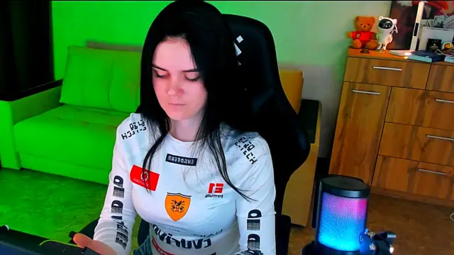 Lora Cain online show from 02-12-25, 03:05