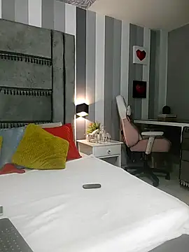 Julianewell online show from 11-11-25, 12:38