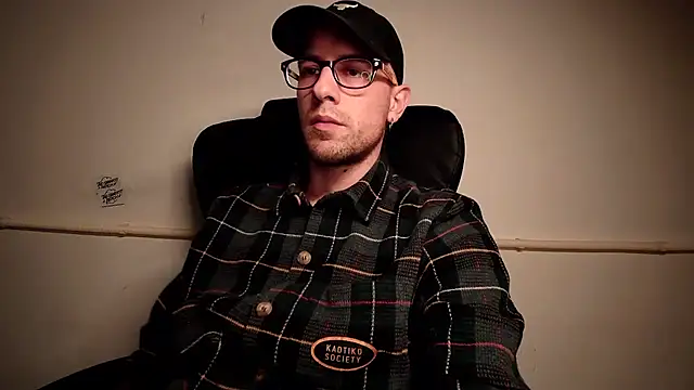 Snapshot of mikealcorleone chatting on 01-19-25, 04:04 mikealcorleone online show from 01-19-25, 04:04