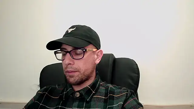 Snapshot of mikealcorleone chatting on 01-21-25, 11:02 mikealcorleone online show from 01-21-25, 11:02