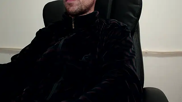 Snapshot of mikealcorleone chatting on 02-05-25, 01:00 mikealcorleone online show from 02-05-25, 01:00