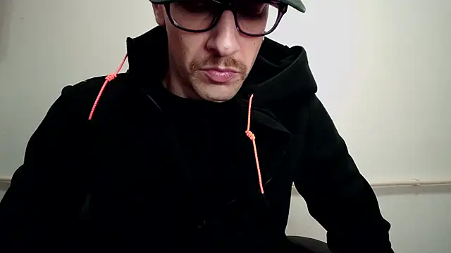 Snapshot of mikealcorleone chatting on 03-19-25, 09:16 mikealcorleone online show from 03-19-25, 09:16