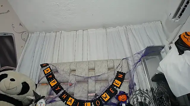 KOURTNEY-- online show from 10-31-25, 01:28