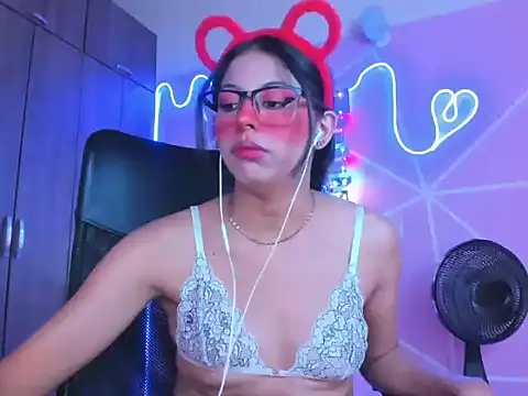 Snapshot of _ALLYSON18_ chatting on 02-01-25, 02:24 ALLYSON18 online show from 02-01-25, 02:24