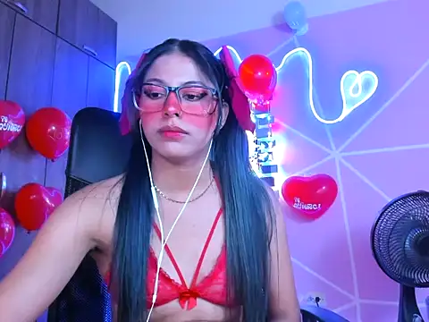 Snapshot of _ALLYSON18_ chatting on 02-14-25, 05:36 ALLYSON18 online show from 02-14-25, 05:36