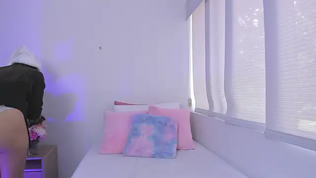 Snapshot of Brisa_blue chatting on 12-20-24, 04:04 Brisa blue online show from 12-20-24, 04:04