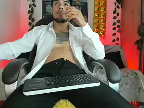 Snapshot of mikee_scooth chatting on 01-21-25, 03:15 mikee scooth online show from 01-21-25, 03:15